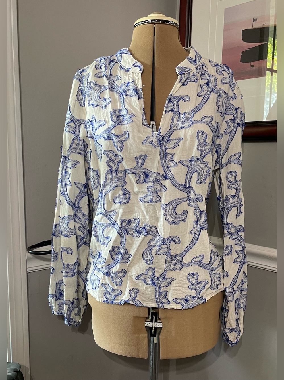 LOFT sz L White tunic with gorgeous blue scroll pattern.